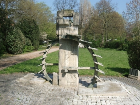 Urdenbach : Mühlenplatz, der Mühlenbrunnen von Gisela Korpiun